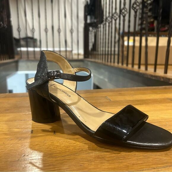 Neiman Marcus Vintage Quilted Patent Leather Cylinder Block Heel Sandal - Picture 2 of 9